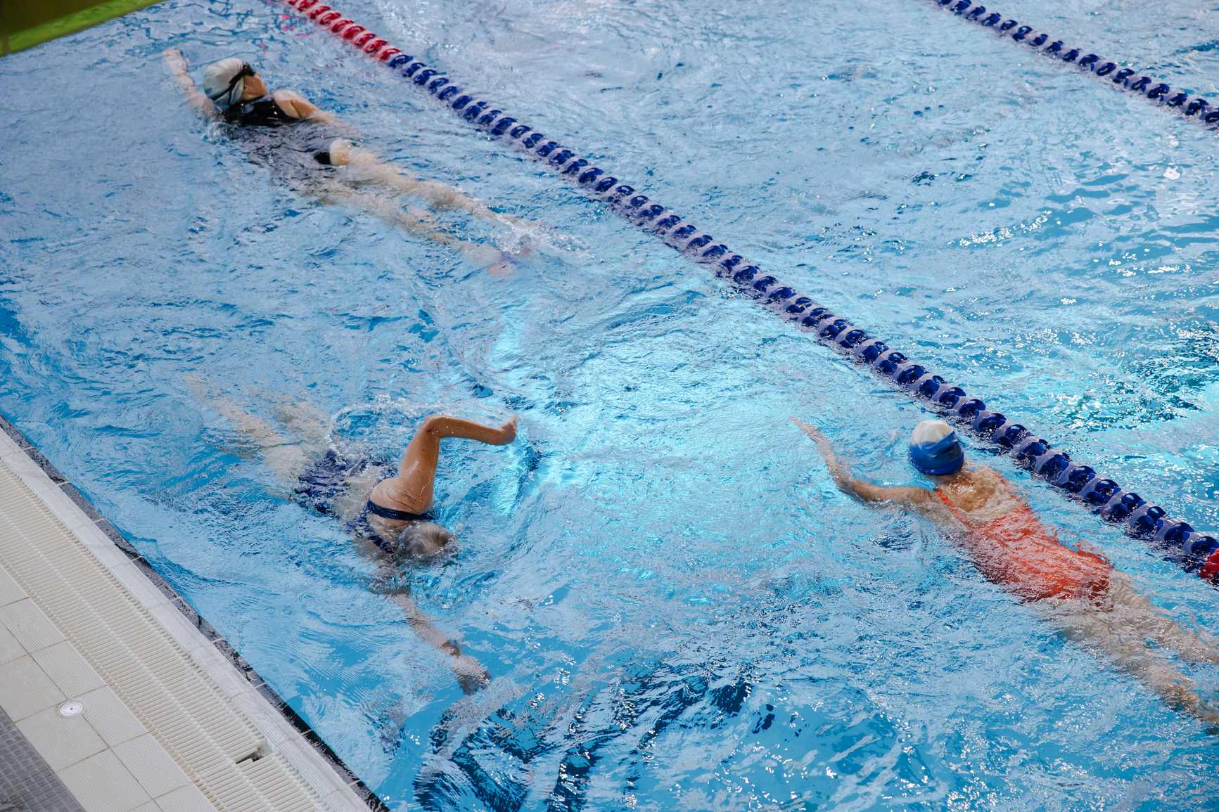 Calories Burned Swimming: Calculator, Health Benefits, Tips