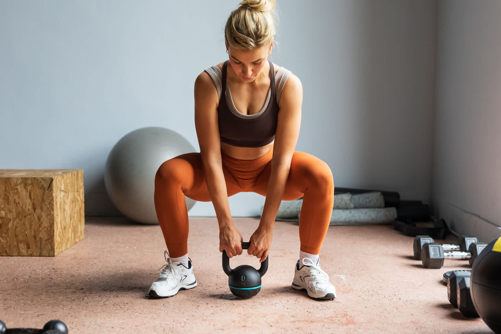 Squats Calories Burned: Calculator, Health Benefits, Tips