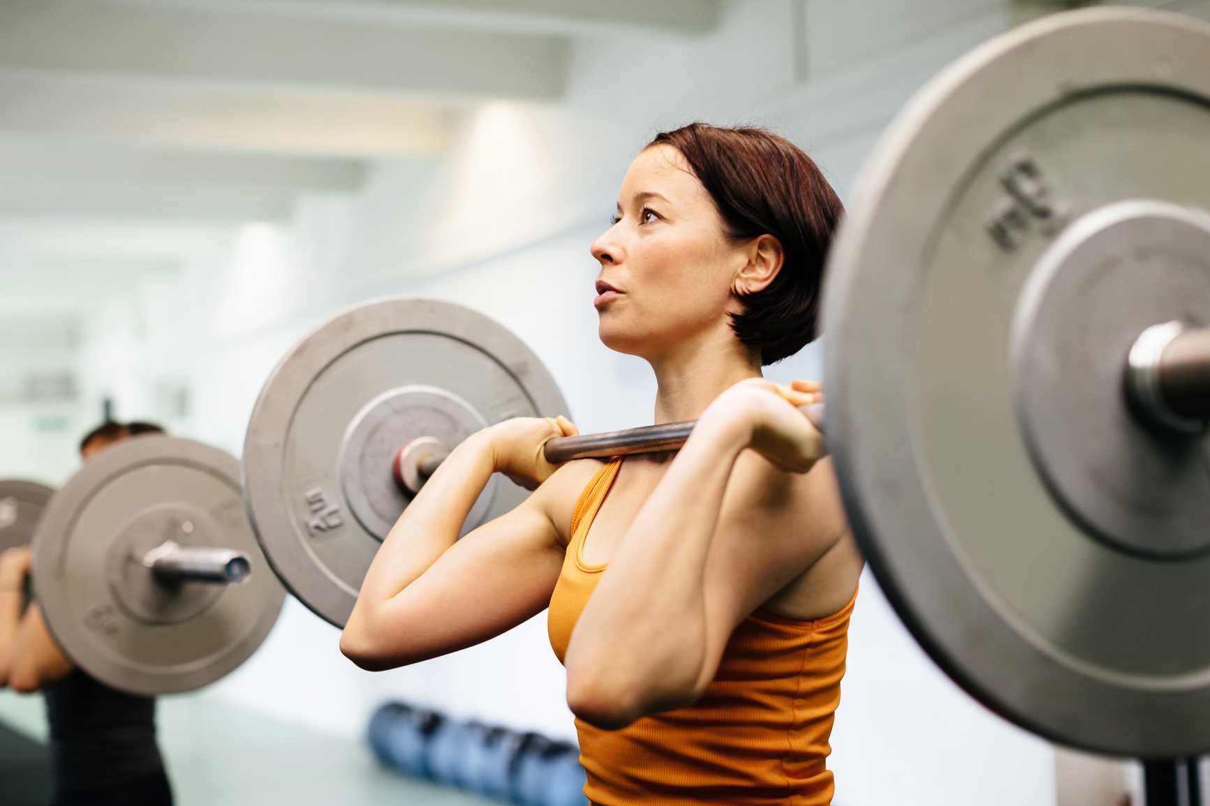 Calories Burned Lifting Weights: Calculator, Health Benefits, Tips
