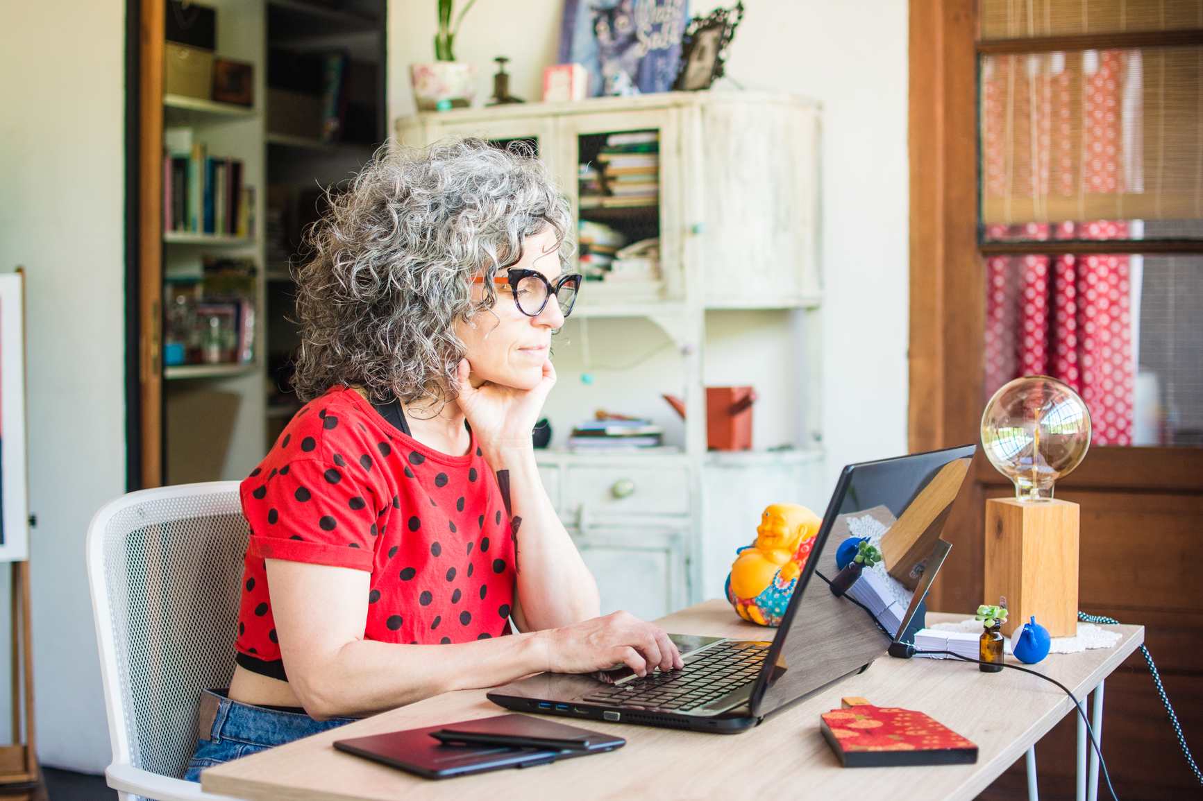 What Is HRT? A Guide to Hormone Therapy for Women